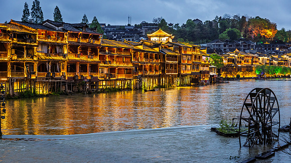 Fenghuang by night