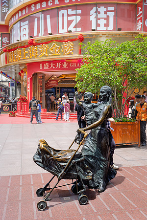 One child only propaganda statue